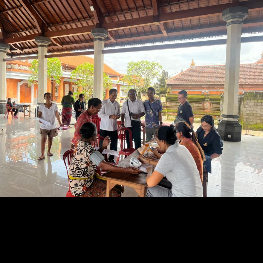 Kegiatan posyandu balita dan posyandu lansia yang diselenggarakan di Br. Belang Desa Singapadu Kaler